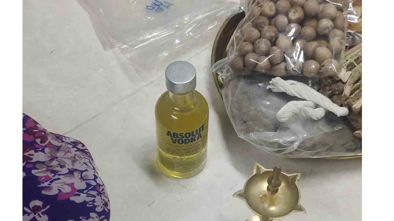 పూజ కోసం వొడ్కా బాటిల్.. నెటిజ‌న్లు షాక్ : వైర‌ల్ ఫోటో