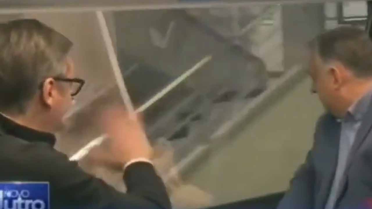 Funny video: బ‌య‌ట‌ ఎవ‌రూ లేకున్నా మెట్రో రైల్లోంచి చేతులూపిన సెర్బియ‌న్ ప్రెసిడెంట్‌..వీడియో వైర‌ల్‌