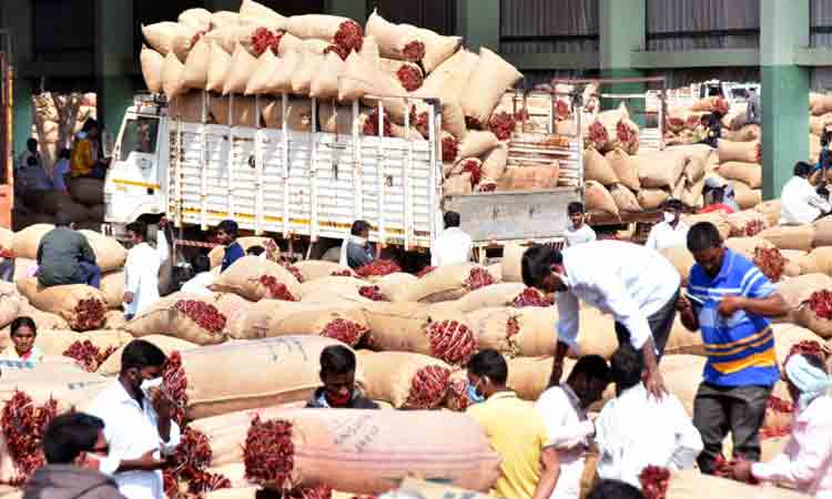 వరంగల్‌లో రికార్డు ధర పలికిన మిర్చి.. ఎంతంటే..?
