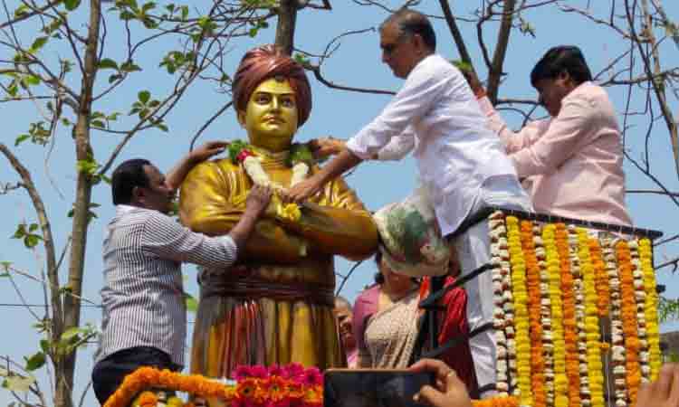 వివేకానందుడిని ఆదర్శంగా తీసుకోవాలి