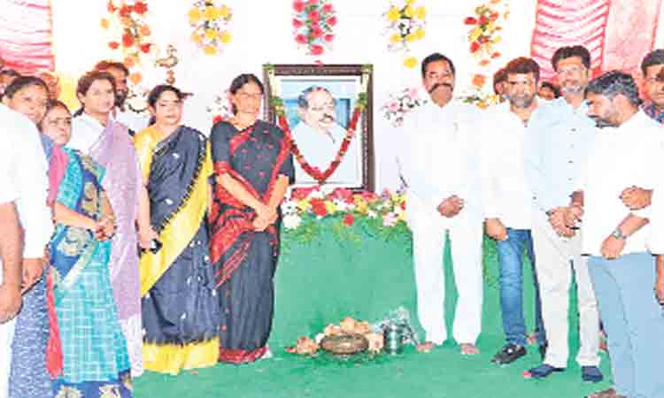 తీగల కృపాకర్‌రెడ్డికి నివాళులర్పించిన మంత్రి సబిత