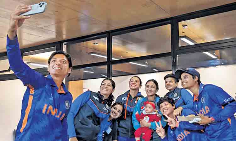 సెల్ఫీ దిగిన భారత్ పాక్ మహిళ క్రికటెర్లు
