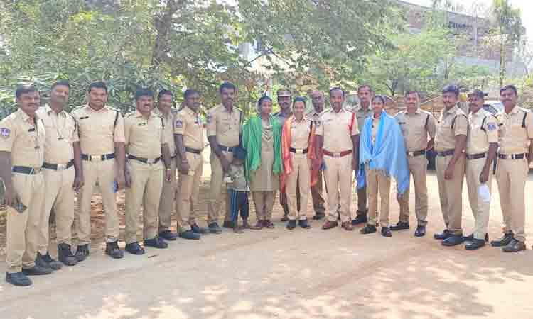 మహిళా కానిస్టేబుళ్లకు సన్మానం