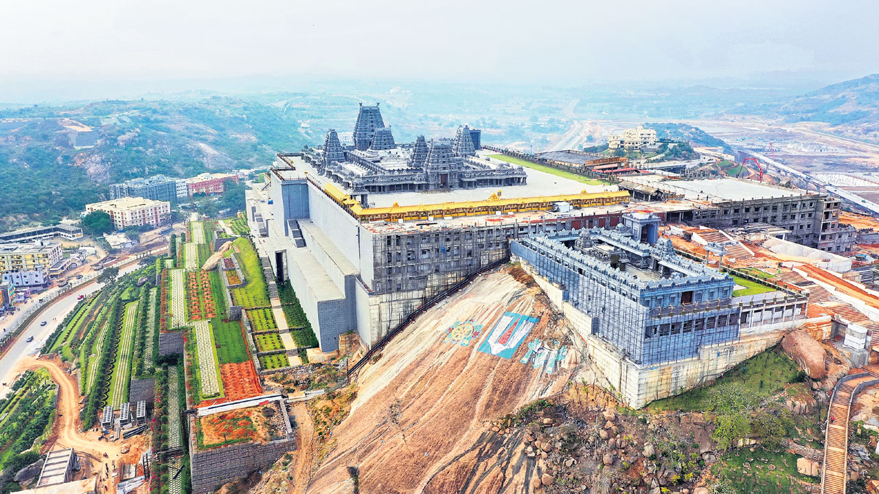 యాదాద్రి ఆల‌య గోపురం.. సిమెంట్‌ మచ్చుకైనా వాడలేదు.. ఆధునిక కాలంలో ఇదొక విశేష నిర్మాణం..