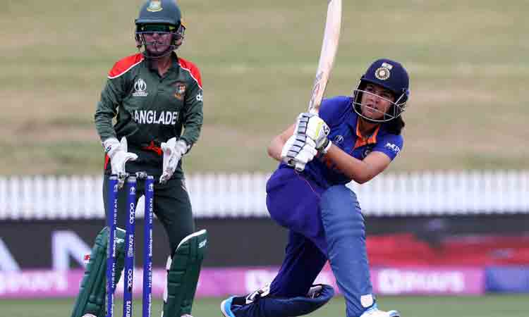 సెమీస్‌ రేసులో..!