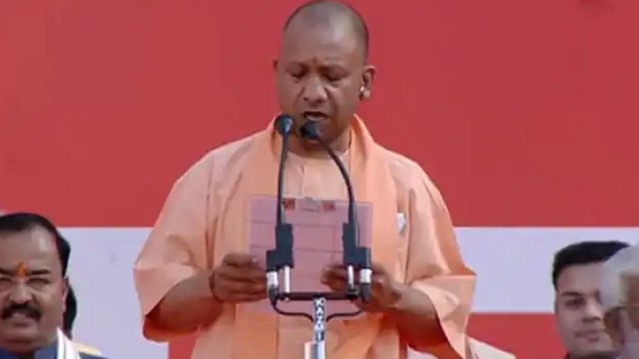 యూపీ ముఖ్య‌మంత్రిగా ప్ర‌మాణ స్వీకారం చేసిన యోగి ఆదిత్య‌నాథ్‌