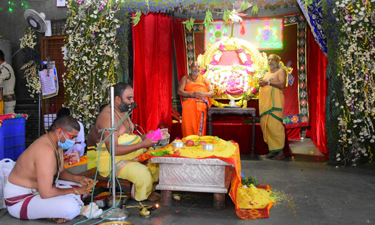 యాదాద్రిలో ఆర్జిత పూజల కోలాహలం