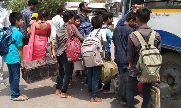 విద్యార్థుల ఇంటిబాట