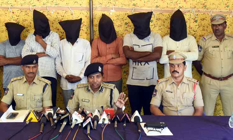 అక్రమ వసూళ్ల ముఠా అరెస్టు