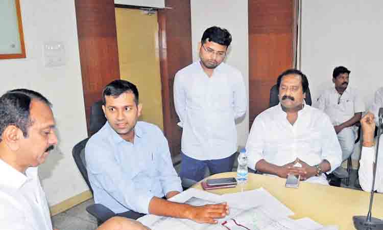 గ్రీన్‌ పార్కు కాలనీ సమస్యలు పరిష్కరిస్తాం