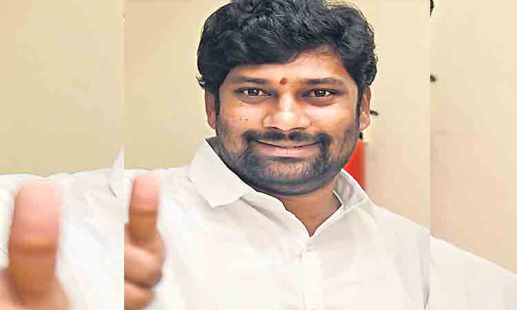 కష్టపడి చదివి కొలువులు కొట్టండి