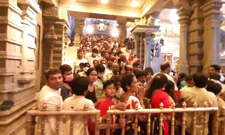 స్వయంభువులకు అభిషేకం