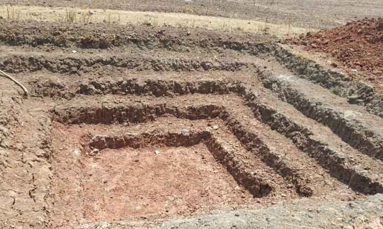 పంట పొలాల్లో నీటి కుంటలు