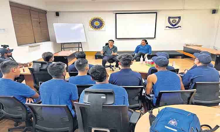 యువ ఆటగాళ్లకు ద్రవిడ్‌ పాఠాలు