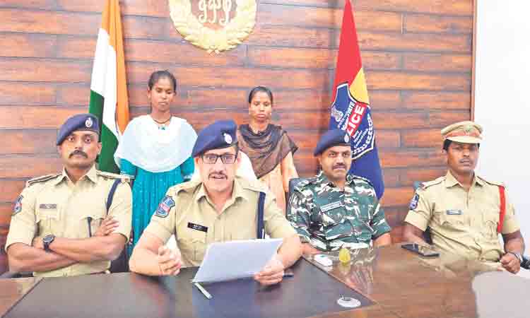 మావోయిస్టులు బాలికలనూ వదలట్లేదు