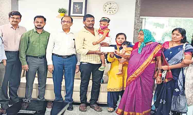 చిన్నారిని ఆదుకోవాలని వేడుకోలు