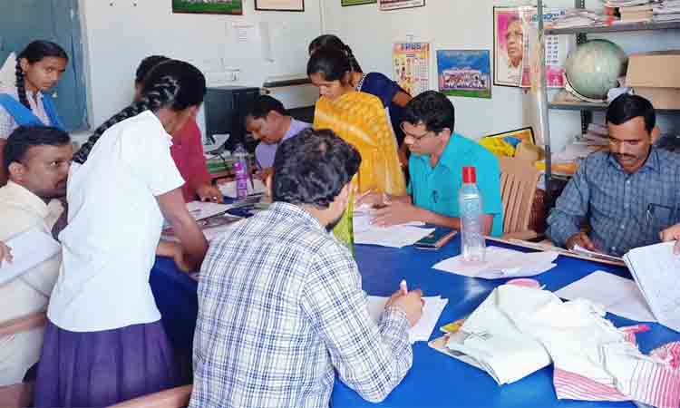 విద్యార్థుల ఇంటర్నల్‌ మార్కులు పరిశీలన