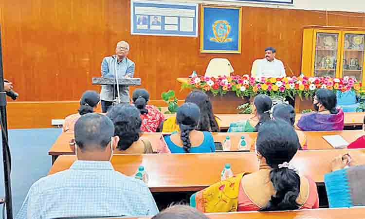 అధ్యాపకులు ..నిత్య విద్యార్థులే