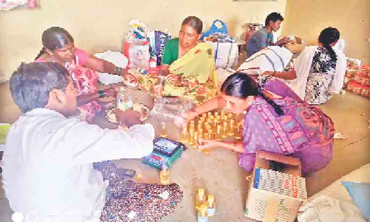 ఆదర్శంగా..