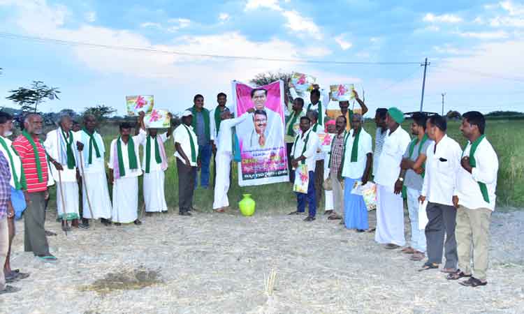 క్షీరాభిషేకాల వెల్లువ