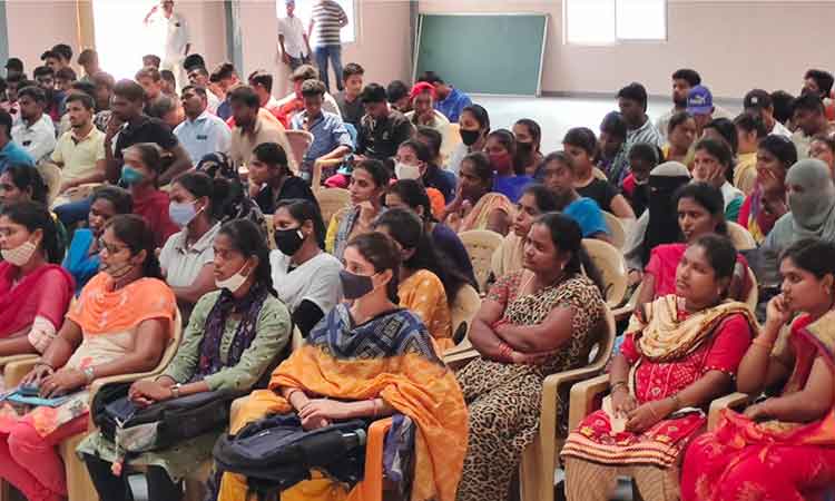 కొలువుల సమయం.. శిక్షణకు అభయం