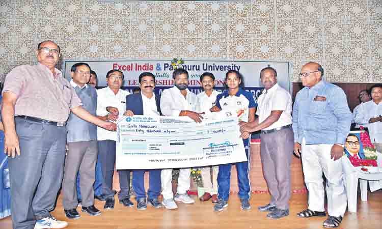యువ అథ్లెట్ మహేశ్వరికి 50 వేలు