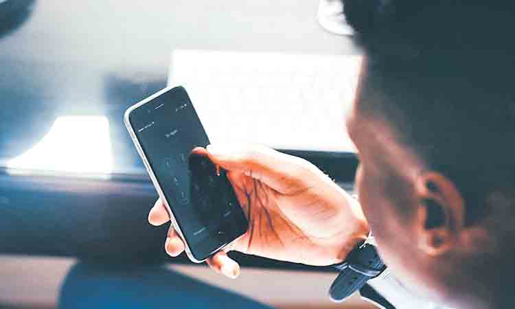 కొంపముంచిన స్మార్ట్‌ఫోన్‌ వ్యసనం.. 20 ఏండ్ల యువకుడిపై 4 సెక్షన్ల కింద కేసు