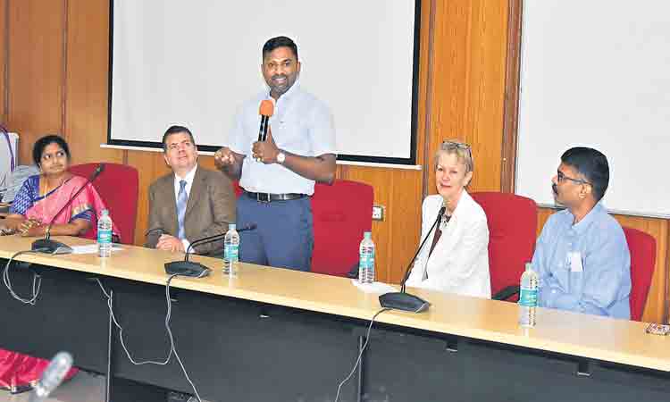 ఇంటర్‌ విద్యార్థులకు హెల్ప్‌లైన్‌