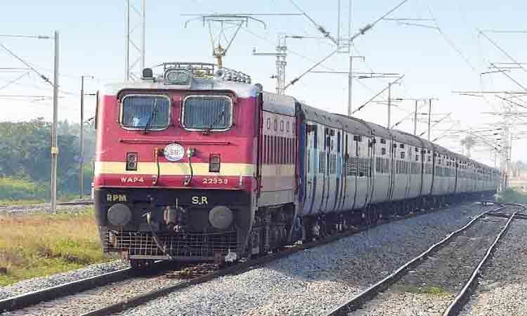 ప్రత్యేక రైళ్ల పేరుతో దోపిడీ