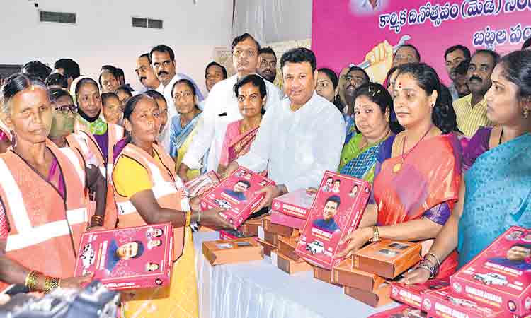 మున్సిపల్‌ కార్మికులకు బిగాల దుస్తుల పంపిణీ