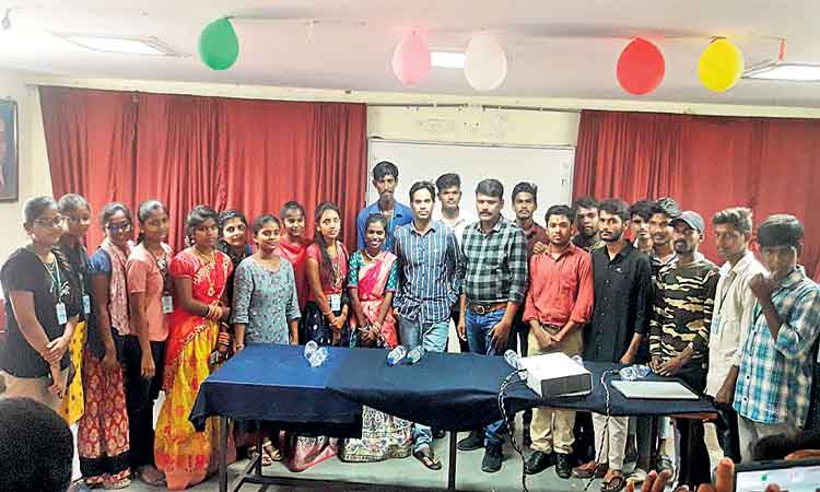 సినిమాల్లో అవకాశం కల్పిస్తా