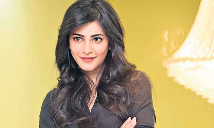 ప్రియుడితో క‌లిసి బిహు వేడుక‌ల‌కు శ్రుతి హాస‌న్