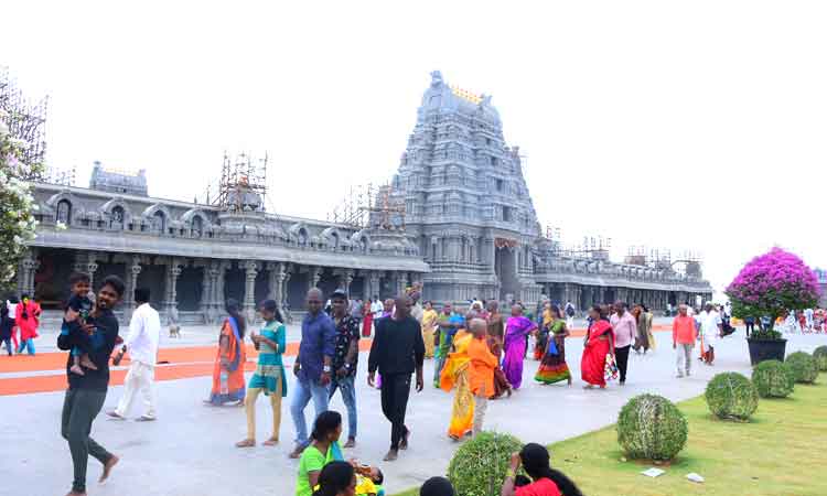 యాదాద్రిలో భక్తుల సందడి