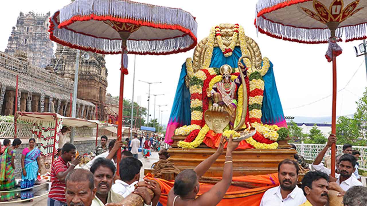 కాళీయమర్దనాలంకారంలో శ్రీకోదండరామస్వామి దర్శనం..