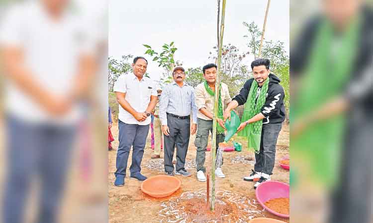 గ్రీన్‌ ఇండియా చాలెంజ్‌’ కార్యక్రమంలో పాల్గొన్న బాలీవుడ్‌ హీరో కునాల్‌ ఖేమూ, దర్శకుడు కేన్‌ ఘోష్‌
