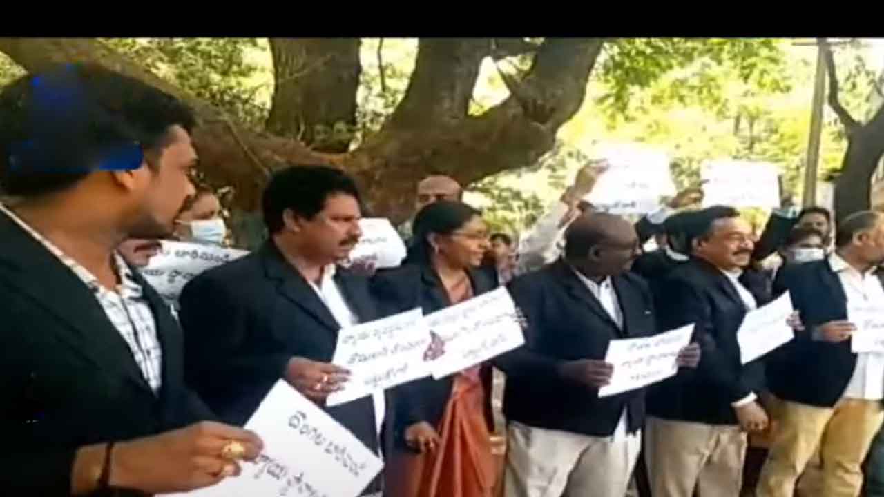 నెల్లూరు కోర్టులో చోరీ ఘటనపై న్యాయవాదుల నిరసన..