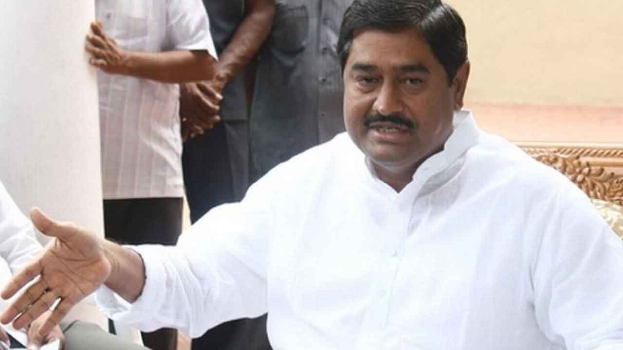 తొలిరోజే కార్యకర్తపై చేయిచేసుకున్న కొత్త మంత్రి..