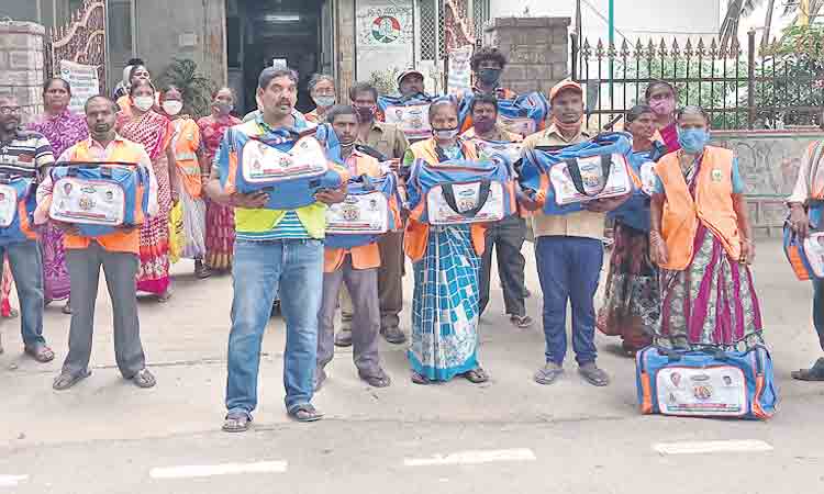 పారిశుధ్య కార్మికుల ఆరోగ్యానికి ప్రభుత్వం భరోసా