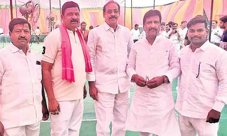 ఢిల్లీ దీక్షకు బయలుదేరిన నాయకులు