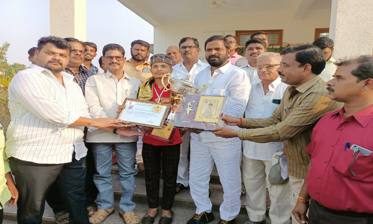 విద్యార్థులు శాస్త్రవేత్తలుగా ఎదగాలి