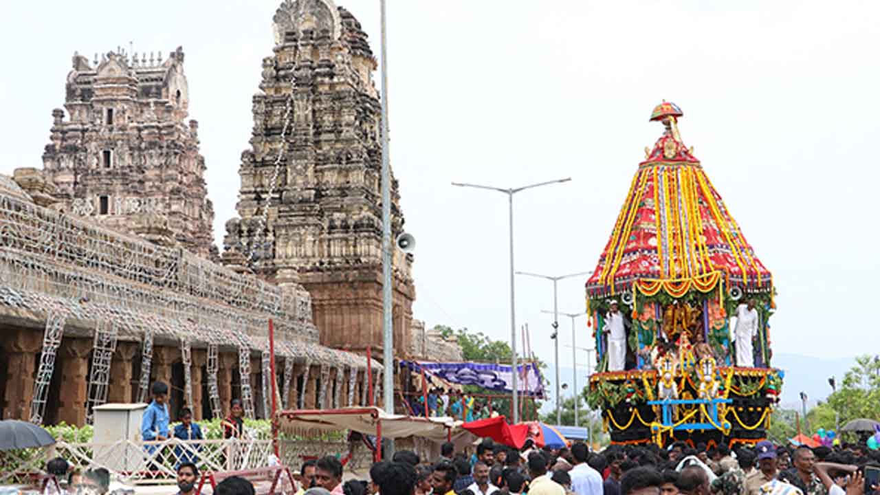 వైభవంగా ఒంటిమిట్ట శ్రీ కోదండరాముని రథోత్సవం