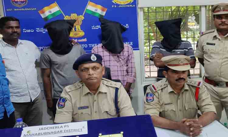 ముగ్గురు చైన్‌స్నాచర్ల అరెస్టు