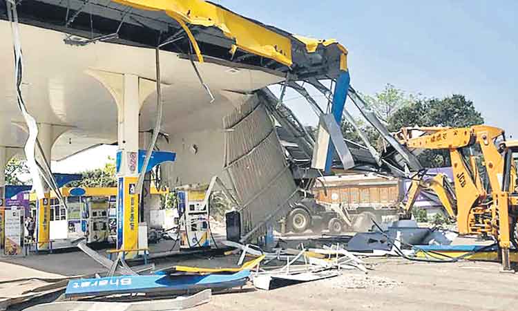 యోగిపై విమర్శ.. బుల్డోజర్‌తో పెట్రోల్‌ బంకు ధ్వంసం