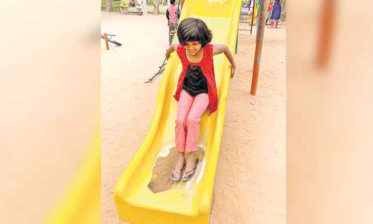 పార్కులో ప్రమాదకరంగా ఆటపరికరాలు