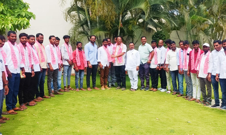 పేదలకు అండ.. టీఆర్‌ఎస్‌ జెండా