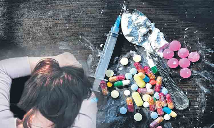 పబ్బు.. గబ్బు పెగ్గు..  డ్రగ్గు..