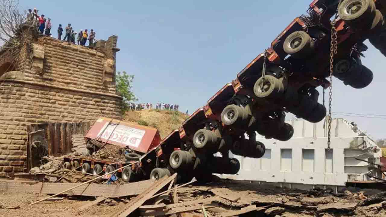 128 చక్రాల వాహనం భారీ లోడ్‌తో వెళ్తుండగా… కూలిన వంతెన