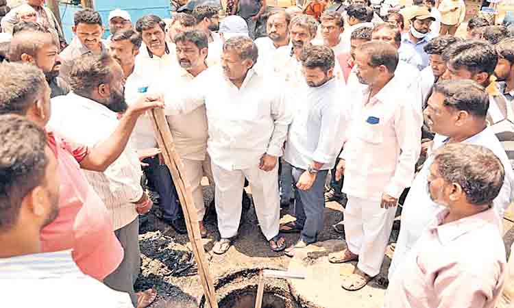 చేపల మార్కెట్‌లో ఎమ్మెల్యే పర్యటన