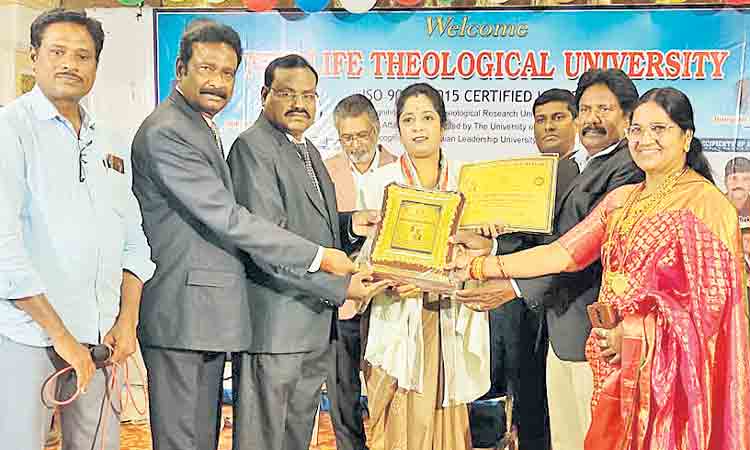 పీర్జాదిగూడ కార్పొరేటర్‌కు సేవా రత్న అవార్డు