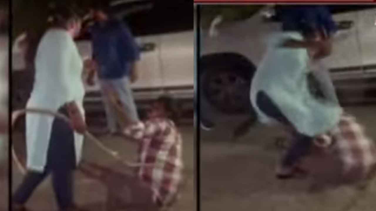 బెజవాడలో పోకిరిని చితకబాదిన యువతి